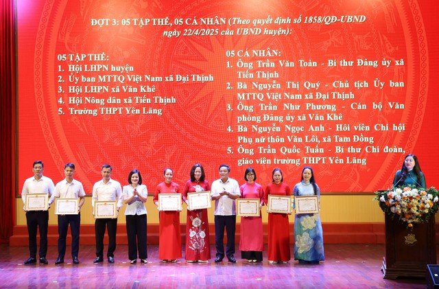 Huyện ủy Mê Linh khen thưởng các tập thể, cá nhân tiêu biểu, xuất sắc trong học và làm theo Bác- Ảnh 4. Huyện ủy Mê Linh khen thưởng các tập thể, cá nhân tiêu biểu, xuất sắc trong học và làm theo Bác- Ảnh 4.