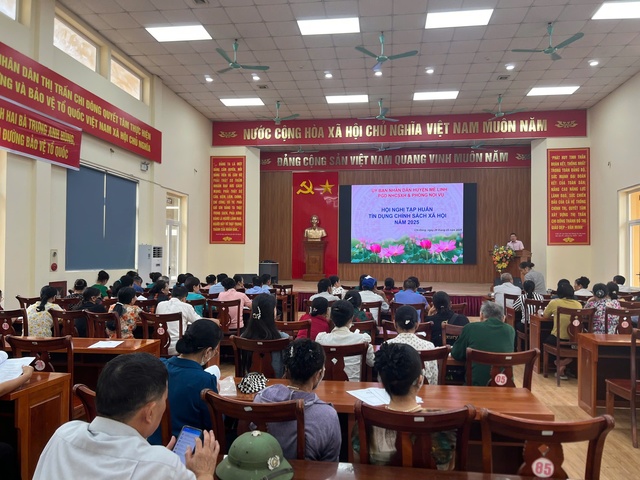 Phòng giao dịch NHCSXH huyện phối hợp với Phòng Nội vụ huyện Mê Linh tổ chức hội nghị tập huấn nghiệp vụ tín dụng chính sách năm 2025- Ảnh 1.