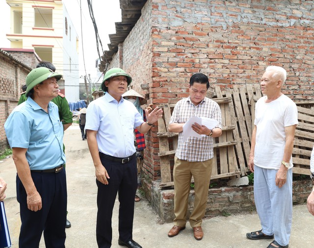 Bí thư Huyện ủy Nguyễn Thanh Liêm kiểm tra thực địa, chỉ đạo giải quyết khó khăn, vướng mắc trong GPMB dự án đường Vành đai 4 - Vùng Thủ đô tại xã Văn Khê- Ảnh 3. Bí thư Huyện ủy Nguyễn Thanh Liêm kiểm tra thực địa, chỉ đạo giải quyết khó khăn, vướng mắc trong GPMB dự án đường Vành đai 4 - Vùng Thủ đô tại xã Văn Khê- Ảnh 3.