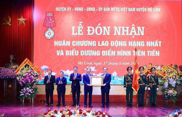 Chủ tịch HĐND thành phố Nguyễn Ngọc Tuấn trao Huân chương Lao động hạng Nhất cho huyện Mê Linh- Ảnh 1. Chủ tịch HĐND thành phố Nguyễn Ngọc Tuấn trao Huân chương Lao động hạng Nhất cho huyện Mê Linh- Ảnh 1.