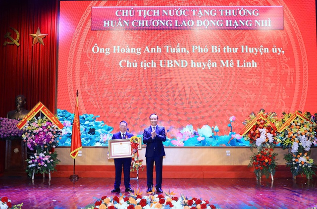 Chủ tịch HĐND thành phố Nguyễn Ngọc Tuấn trao Huân chương Lao động hạng Nhất cho huyện Mê Linh- Ảnh 2. Chủ tịch HĐND thành phố Nguyễn Ngọc Tuấn trao Huân chương Lao động hạng Nhất cho huyện Mê Linh- Ảnh 2.