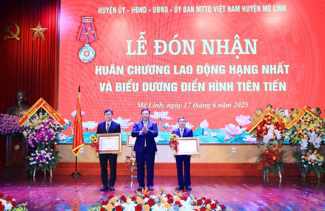 Chủ tịch HĐND thành phố Nguyễn Ngọc Tuấn trao Huân chương Lao động hạng Nhất cho huyện Mê Linh- Ảnh 3. Chủ tịch HĐND thành phố Nguyễn Ngọc Tuấn trao Huân chương Lao động hạng Nhất cho huyện Mê Linh- Ảnh 3.