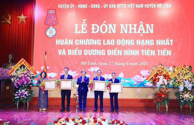Chủ tịch HĐND thành phố Nguyễn Ngọc Tuấn trao Huân chương Lao động hạng Nhất cho huyện Mê Linh- Ảnh 4. Chủ tịch HĐND thành phố Nguyễn Ngọc Tuấn trao Huân chương Lao động hạng Nhất cho huyện Mê Linh- Ảnh 4.