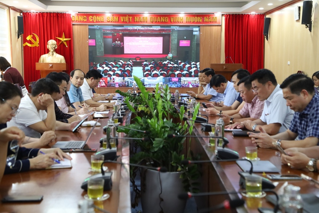 Huyện Mê Linh tham dự hội nghị tập huấn về thủ tục hành chính của Đảng trên môi trường điện tử- Ảnh 1. Huyện Mê Linh tham dự hội nghị tập huấn về thủ tục hành chính của Đảng trên môi trường điện tử- Ảnh 1.