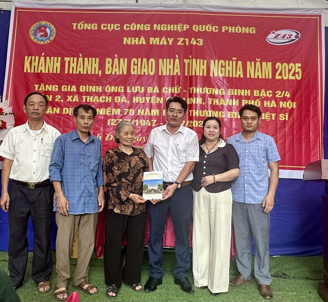 Tổng cục Công Nghiệp Quốc phòng, Ban lãnh đạo nhà máy Z143 khánh thành và bàn giao "Nhà tình nghĩa"
tặng gia đình ông Lưu Bá Chữ, xóm 11, thôn 2, xã Thạch Đà
- Ảnh 3. Tổng cục Công Nghiệp Quốc phòng, Ban lãnh đạo nhà máy Z143 khánh thành và bàn giao "Nhà tình nghĩa"
tặng gia đình ông Lưu Bá Chữ, xóm 11, thôn 2, xã Thạch Đà
- Ảnh 3.