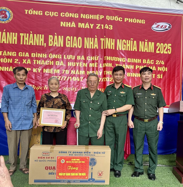 Tổng cục Công Nghiệp Quốc phòng, Ban lãnh đạo nhà máy Z143 khánh thành và bàn giao "Nhà tình nghĩa"
tặng gia đình ông Lưu Bá Chữ, xóm 11, thôn 2, xã Thạch Đà
- Ảnh 1. Tổng cục Công Nghiệp Quốc phòng, Ban lãnh đạo nhà máy Z143 khánh thành và bàn giao "Nhà tình nghĩa"
tặng gia đình ông Lưu Bá Chữ, xóm 11, thôn 2, xã Thạch Đà
- Ảnh 1.