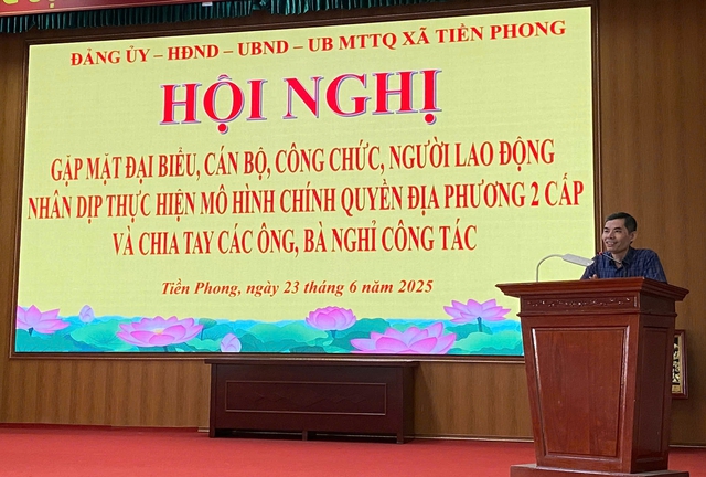HỘI NGHỊ GẶP MẶT CÁN BỘ, CÔNG CHỨC, NGƯỜI LAO ĐỘNG NHÂN DỊP TRIỂN KHAI MÔ HÌNH CHÍNH QUYỀN HAI CẤP VÀ CHIA TAY CÁN BỘ NGHỈ CÔNG TÁC TẠI XÃ TIỀN PHONG, HUYỆN MÊ LINH- Ảnh 5. HỘI NGHỊ GẶP MẶT CÁN BỘ, CÔNG CHỨC, NGƯỜI LAO ĐỘNG NHÂN DỊP TRIỂN KHAI MÔ HÌNH CHÍNH QUYỀN HAI CẤP VÀ CHIA TAY CÁN BỘ NGHỈ CÔNG TÁC TẠI XÃ TIỀN PHONG, HUYỆN MÊ LINH- Ảnh 5.