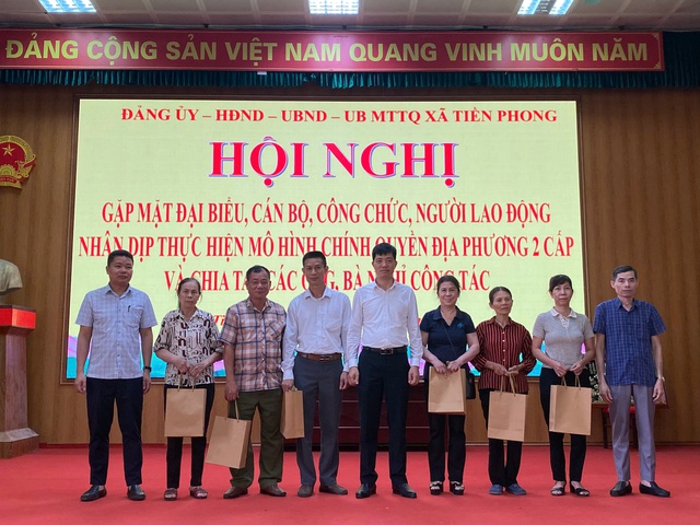 HỘI NGHỊ GẶP MẶT CÁN BỘ, CÔNG CHỨC, NGƯỜI LAO ĐỘNG NHÂN DỊP TRIỂN KHAI MÔ HÌNH CHÍNH QUYỀN HAI CẤP VÀ CHIA TAY CÁN BỘ NGHỈ CÔNG TÁC TẠI XÃ TIỀN PHONG, HUYỆN MÊ LINH- Ảnh 4. HỘI NGHỊ GẶP MẶT CÁN BỘ, CÔNG CHỨC, NGƯỜI LAO ĐỘNG NHÂN DỊP TRIỂN KHAI MÔ HÌNH CHÍNH QUYỀN HAI CẤP VÀ CHIA TAY CÁN BỘ NGHỈ CÔNG TÁC TẠI XÃ TIỀN PHONG, HUYỆN MÊ LINH- Ảnh 4.