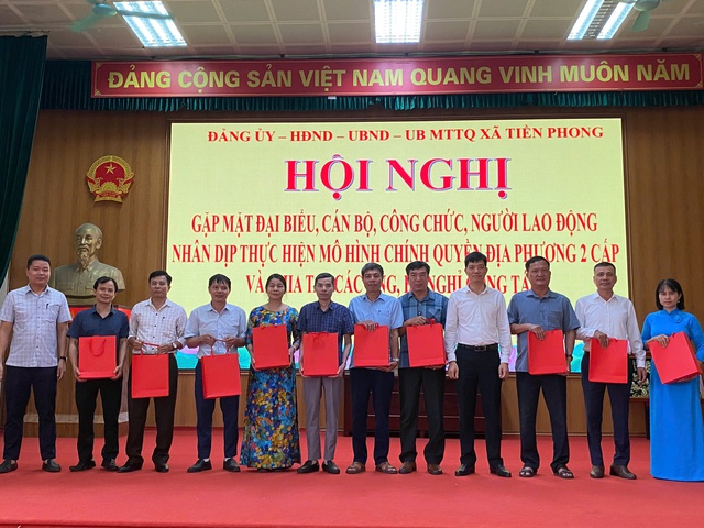 HỘI NGHỊ GẶP MẶT CÁN BỘ, CÔNG CHỨC, NGƯỜI LAO ĐỘNG NHÂN DỊP TRIỂN KHAI MÔ HÌNH CHÍNH QUYỀN HAI CẤP VÀ CHIA TAY CÁN BỘ NGHỈ CÔNG TÁC TẠI XÃ TIỀN PHONG, HUYỆN MÊ LINH- Ảnh 2. HỘI NGHỊ GẶP MẶT CÁN BỘ, CÔNG CHỨC, NGƯỜI LAO ĐỘNG NHÂN DỊP TRIỂN KHAI MÔ HÌNH CHÍNH QUYỀN HAI CẤP VÀ CHIA TAY CÁN BỘ NGHỈ CÔNG TÁC TẠI XÃ TIỀN PHONG, HUYỆN MÊ LINH- Ảnh 2.