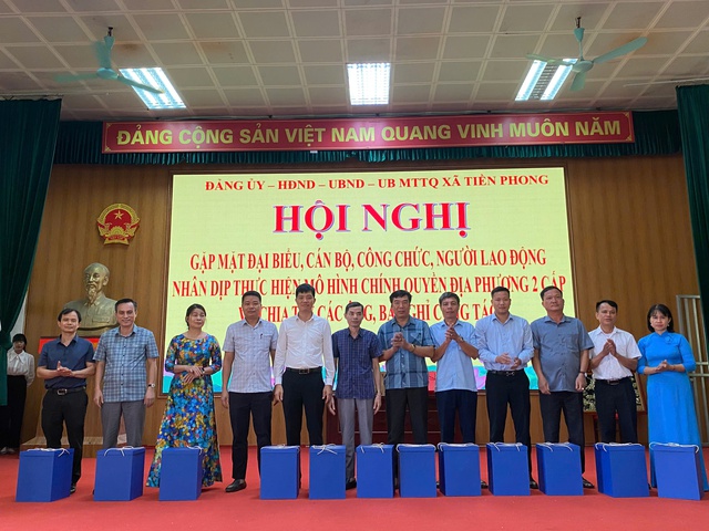 HỘI NGHỊ GẶP MẶT CÁN BỘ, CÔNG CHỨC, NGƯỜI LAO ĐỘNG NHÂN DỊP TRIỂN KHAI MÔ HÌNH CHÍNH QUYỀN HAI CẤP VÀ CHIA TAY CÁN BỘ NGHỈ CÔNG TÁC TẠI XÃ TIỀN PHONG, HUYỆN MÊ LINH- Ảnh 3. HỘI NGHỊ GẶP MẶT CÁN BỘ, CÔNG CHỨC, NGƯỜI LAO ĐỘNG NHÂN DỊP TRIỂN KHAI MÔ HÌNH CHÍNH QUYỀN HAI CẤP VÀ CHIA TAY CÁN BỘ NGHỈ CÔNG TÁC TẠI XÃ TIỀN PHONG, HUYỆN MÊ LINH- Ảnh 3.
