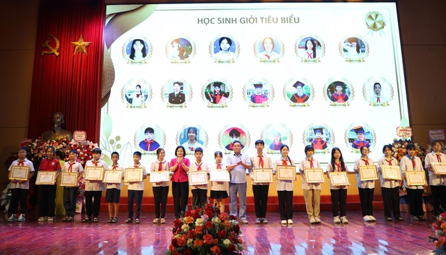 Mê Linh: Tổng kết và tuyên dương khen thưởng học sinh tiêu biểu năm học 2024 - 2025- Ảnh 4. Mê Linh: Tổng kết và tuyên dương khen thưởng học sinh tiêu biểu năm học 2024 - 2025- Ảnh 4.