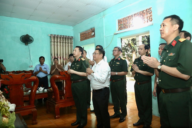 Bộ Tư lệnh Thủ đô Hà Nội tặng quà chiến sĩ Điện Biên tại Mê Linh
- Ảnh 2. Bộ Tư lệnh Thủ đô Hà Nội tặng quà chiến sĩ Điện Biên tại Mê Linh
- Ảnh 2.