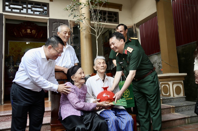 Bộ Tư lệnh Thủ đô Hà Nội tặng quà chiến sĩ Điện Biên tại Mê Linh
- Ảnh 1. Bộ Tư lệnh Thủ đô Hà Nội tặng quà chiến sĩ Điện Biên tại Mê Linh
- Ảnh 1.