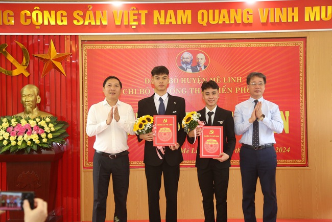 Hai học sinh THPT đầu tiên của huyện Mê Linh được kết nạp Đảng- Ảnh 1.