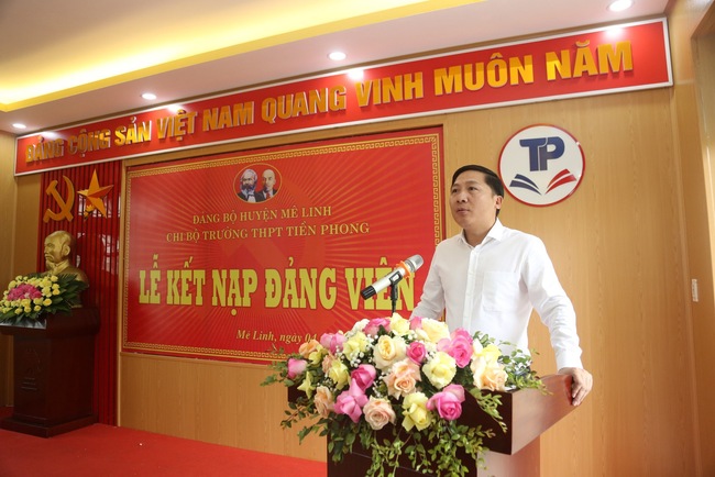 Hai học sinh THPT đầu tiên của huyện Mê Linh được kết nạp Đảng- Ảnh 3.