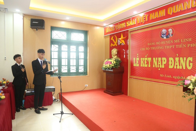 Hai học sinh THPT đầu tiên của huyện Mê Linh được kết nạp Đảng- Ảnh 2.