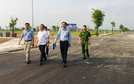 Đồng chí Phó Chủ tịch UBND huyện Mê Linh Trần Thanh Hoài kiểm tra công tác chuẩn bị lễ khởi công xây dựng Tổ hợp công trình nhà ở tại Dự án Khu đô thị HUD Mê Linh Central
