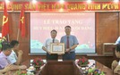 Trao tặng Huy hiệu 30 năm tuổi Đảng cho đồng chí Trưởng Ban Tuyên giáo Huyện ủy, Giám đốc Trung tâm Chính trị huyện
