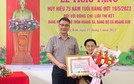 Phó Bí thư Thường trực Huyện ủy Nguyễn Anh Tuấn trao tặng Huy hiệu 75 năm tuổi Đảng cho đồng chí Lưu Thị Kết