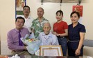 Trưởng Ban Tổ chức Huyện ủy Lỗ Xuân Hòa trao Huy hiệu 75 năm tuổi Đảng tặng đảng viên lão thành