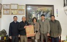 Phó Chủ tịch HĐND Huyện Trịnh Thị Hồng Ngân thăm, tặng quà các gia đình chính sách trên địa bàn thị trấn Quang Minh