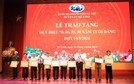 Phó Bí thư Thành ủy, Chủ tịch HĐND Thành phố Nguyễn Ngọc Tuấn trao tặng Huy hiệu Đảng tại huyện Mê Linh