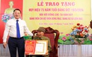 Phó Bí thư Huyện ủy, Chủ tịch UBND Huyện Hoàng Anh Tuấn trao Huy hiệu 75 năm tuổi Đảng cho đồng chí Tạ Văn Bảy