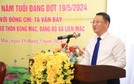 Phó Bí thư Huyện ủy, Chủ tịch UBND Huyện Hoàng Anh Tuấn trao Huy hiệu 75 năm tuổi Đảng cho đồng chí Tạ Văn Bảy.