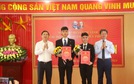 Hai học sinh THPT đầu tiên của huyện Mê Linh được kết nạp Đảng.