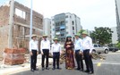 Chủ tịch Ủy ban MTTQ thành phố Hà Nội Nguyễn Lan Hương giám sát công trình xây dựng khu tái định cư đường Vành đai 4 tại huyện Mê Linh