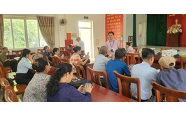 Phòng giao dịch NHCSXH huyện Mê Linh triển triển khai văn bản 5814/NHCS-HTQT-TT ngày 25/07/2023 về triển khai chương trình giáo dục số cho khách hàng của NHCSXH tại xã Tráng Việt.