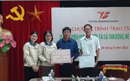Công ty TOYOTA Boshoku Hà Nội trao tặng 15 triệu đồng cho Quỹ khuyến học xã Tam Đồng