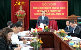 Đồng chí Nguyễn Thanh Liêm – Bí thư Huyện ủy Mê Linh làm việc với Đảng ủy xã Thạch Đà