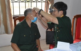 Bệnh viện Quân y 103 tổ chức khám bệnh, cấp thuốc miễn phí cho đối tượng chính sách trên địa bàn xã Tiến Thắng