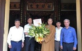 Lãnh đạo huyện Mê Linh thăm, chúc mừng đại Lễ Phật đản