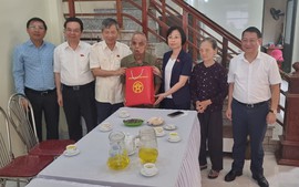 Đoàn đại biểu Quốc hội Thành phố Hà Nội thăm, tặng quà đối tượng chính sách của huyện Mê Linh