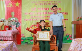 Đồng chí Phó Bí thư Thường trực Huyện ủy trao tặng Huy hiệu 70 năm tuổi Đảng cho đảng viên xã Chu Phan