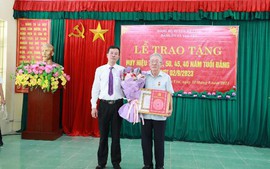 Trưởng Ban Tổ chức Huyện ủy Lỗ Xuân Hòa trao Huy hiệu Đảng tại xã Vạn Yên