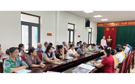 Thành viên Ban đại diện HĐQT NHCSXH huyện Mê Linh kiểm tra, giám sát các hoạt động tín dụng chính sách tại xã Tự Lập