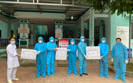 Đồng chí Bí thư Huyện ủy và đồng chí Chủ tịch UBND huyện Mê Linh thăm, kiểm tra tình hình đời sống nhân dân; động viên các lực lượng thực hiện nhiệm vụ phòng, chống dịch bệnh Covid-19 tại thôn Bạch Trữ, xã Tiến Thắng