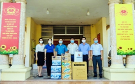 Liên đoàn Lao động - Huyện đoàn Mê Linh tặng vật phẩm phòng, chống dịch tại xã Thạch Đà và xã Hoàng Kim