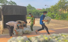 Xã Liên Mạc: vận chuyển nhanh lương thực, nhu yếu phẩm hỗ trợ cho người dân trong khu vực phong tỏa, cách ly