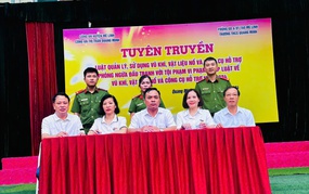 Công an thị trấn Quang Minh tổ chức tuyên truyền Luật Quản lý, sử dụng vũ khí, vật liệu nổ và công cụ hỗ trợ cho học sinh và người dân trên địa bàn thị trấn