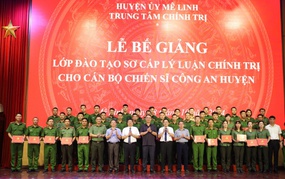 Huyện Mê Linh: Bế giảng lớp đào tạo sơ cấp lý luận chính trị cho cán bộ chiến sĩ Công an