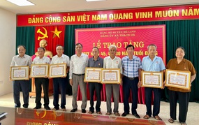 Đảng uỷ xã Thạch Đà tổ chức Lễ trao tặng Huy hiệu Đảng Đợt 07/11/2024