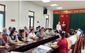 Thành viên Ban đại diện HĐQT NHCSXH huyện Mê Linh thực hiện Kiểm tra, giám sát các hoạt động tín dụng chính sách tại xã Tự Lập