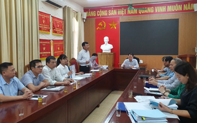 Thành viên Ban đại diện HĐQT NHCSXH huyện Mê Linh kiểm tra, giám sát các hoạt động tín dụng chính sách tại xã Mê Linh