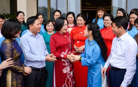 Phó Chủ tịch Quốc hội Nguyễn Thị Thanh gặp mặt Đoàn đại biểu Hội Liên hiệp phụ nữ huyện Mê Linh, thành phố Hà Nội