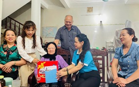 Hội LHPN huyện tặng quà nhân kỷ niệm 50 năm Giải phóng miền Nam, thống nhất đất nước