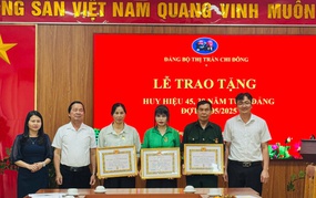 Đảng bộ thị trấn Chi Đông tổ chức Lễ trao tặng Huy hiệu Đảng đợt 19/5/2025